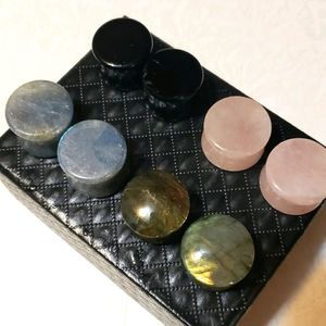Stone plugs for stretched lobes